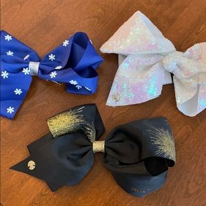 3 Jojo bows.